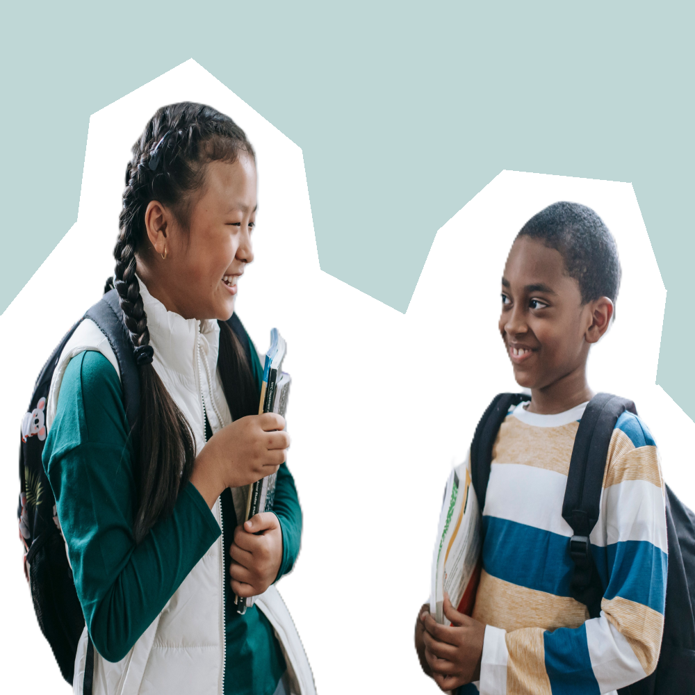 Twee lachende kinderen met een rugzak